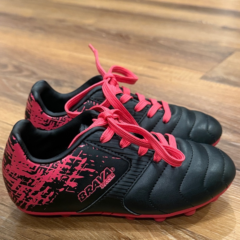 Brava Girls Soccer/Futbol Black & Pink Lace Up Cleats (Size: 11D)(EUC)